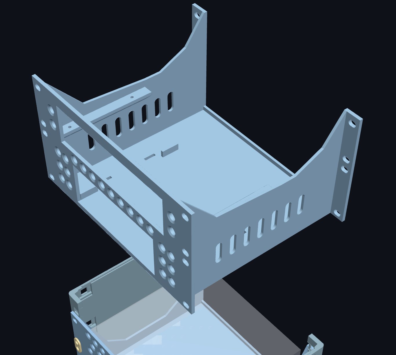 3D 모델링 프로그램에 렌더링된 하늘색 랙 마운트 브래킷으로, 앞판에 둥근 구멍이 여러 개 뚫려 있고 양옆 벽에는 세로 통풍 슬롯이 나 있다. 아래쪽에는 조립된 다른 부품 일부가 보인다.